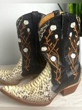 Embroidered Black & Cream Western Cowboy Boots